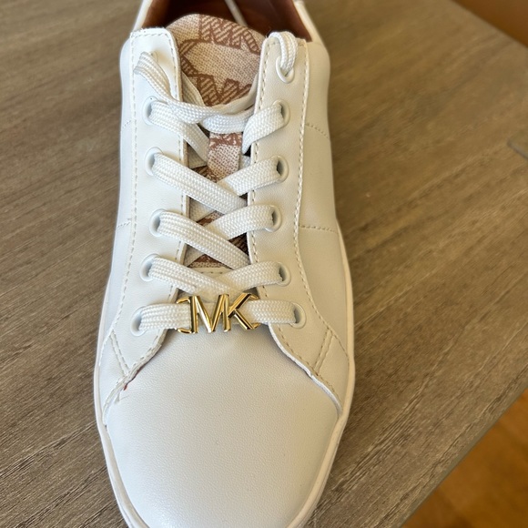 Michael Kors -NEW, Never worn, 7.5 - Picture 1 of 3
